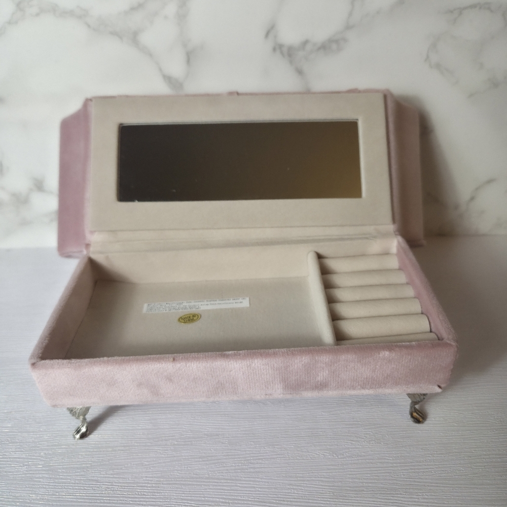 Pink Couch Shaped Jewelry Box - Picture 3 of 4